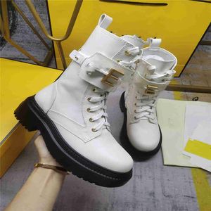 أحذية التصميم الفاخر للأزياء Fendyity Women Retro Decoration Winter Warm Dark Non Slip High High Martin Knight Tassel Socks Boots 02-013