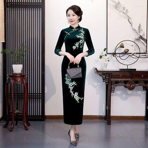 Abbigliamento etnico Velluto dorato Lungo Cheongsam Manica a tre quarti Abito da ricamo Retro Migliorato Ladies Qipao Chinese Sexy Split Fork