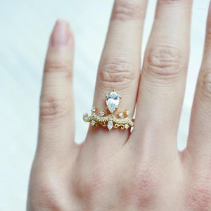 Bröllopsringar Caoshi Eleganta kvinnliga band med Crown Shape Delicate Luxury Women's Finger Dazzling Zirconia Gorgeous Accessories