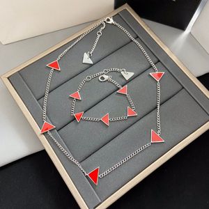 Mode Einfachheit Halskette Rot Invertiert Dreieck Schwarz Anhänger Brief Armband Dame Schmuck Sets Frauen Geburtstag Party Geschenke PSN1--05