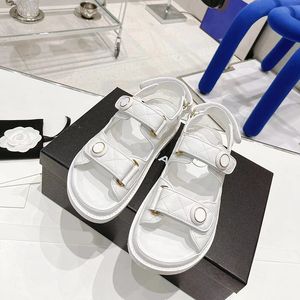 Moda Klasik Bayan Rahat Düz Sandalet Taklidi İnci Zincir Toka Deri Serin Ayakkabı Tasarımcısı Kadın Kayış Sandalet Büyük 35-43