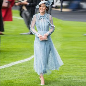 Lässige Kleider Super Qualität Prinzessin Kate's Same Herbst Damen Beflockung wasserlösliche Spitze Langes elegantes blaues Kleid