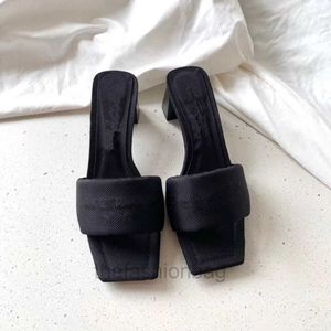 Luxuryslides Sandals Designer Heels Womens Square Heel Scise High Women Designers Slippers Sandal Girl Antiskid Simpleサイズ8.5ダイヤモンドファッション