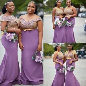 2023 Purple Bridesmaid Dresses Satin Off the Axel Sleeveless Paljetter Applique Mermaid Floor Length Beach Wedding Guest Gowns Custom Made Plus Size Size