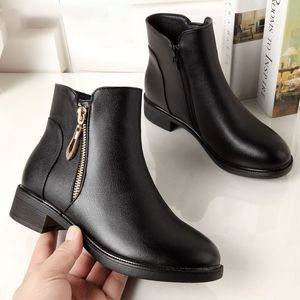 レインブーツ女性用の黒い足首ブーツジップデコレザーブーツ女性冬の防水雨雪秋の靴221101
