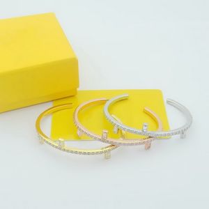 Europa America Top Designer Bangle Lady Donna Ottone inciso F Lettera Impostazioni Diamanti quadrati Bracciale aperto in oro 18 carati 3 colori