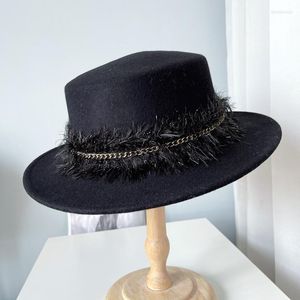 Berretti Berretto bianco nero Cappello di lana britannico femminile Fashion Party Flat Top Cinturino a catena Piume Fedora Women Street Shooting Luxury