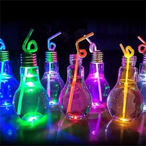 Großhandel LED-Glühbirne Wasserflasche Kunststoff Milch Saft Wasserflasche Einweg auslaufsicherer Trinkbecher mit Deckel Kreatives Trinkgeschirr