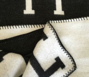 H bokstav svart filt mjuk ull halsduk sjal b￤rbar varm rutig b￤ddsoffa