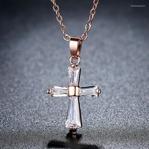 Cadeias Jóias de temperamento feminino de moda Lucky Cross God Colar Pinging for Women Personality Gold White Zircon