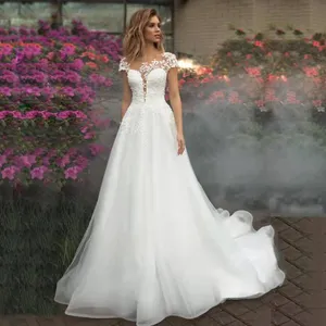 2023 Abiti da sposa vintage a maniche lunghe con scollo a barchetta in pizzo con applicazioni di bottoni a file con volant sul retro Abiti da sposa vestidos de novia robe de mariage