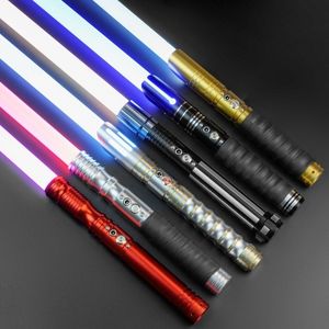 Bastões de luz LED THYSABER Presentes de cabo de metal RGB Sabre de luz de duelo pesado Brinquedos Blaster de combate Jedi Sabre 221031