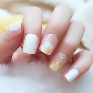 Unghie finte 24Pcs Ins Women Wearable Full Cover Finger Fake Nail Cute Egg Yellow Sticker Matte Short Round Head EF