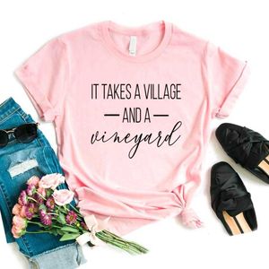 Det tar en T Shirts Village och Vineyard Women Hipster Funny T-shirt Lady Yong Girl