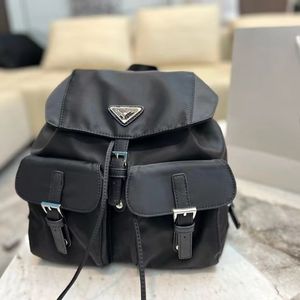 2022 Unisex klassische Handtaschen Nylon Rucksack Schwarz Rucksack Dreieck Zeichen Umhängetaschen Schöne Qualität Mehrere Taschen