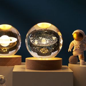 Kreatywne kryształowe planety kulowe globe rzemiosło 3D grawerowany układ słoneczny kulki z litego drewna baza Luminous Crystal LED LED Mały ozdoba ZXF 40