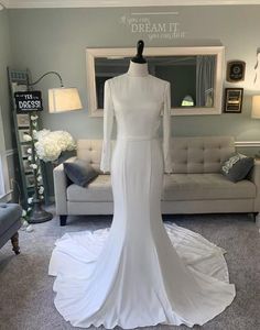 Abiti da sposa a sirena modesta a maniche lunghe Abiti 2023 Bottoni a collo alto Cintura elasticizzata in crêpe Abito da donna semplice ed elegante