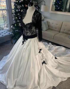 Siyah Beyaz Fildişi Gotik A-line gelinlik, Ceketli Sevgiliye Dantelli Korse Arka Arka Vintage Gelin Gowns Cusotm Yapım