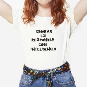 無視はインテリジェンススペインの女性Tシャツトップカジュアルでティーを応答しています