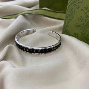 Unisex designer armband manschett armband för män kvinnor gåva rostfritt stål klassiska bokstäver armband high end mode smycken justerbara armband
