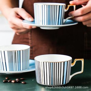 Tazze Set di tazzine da caffè in ceramica europea Bone China Cucchiaio creativo e piattino con ripiano in ferro