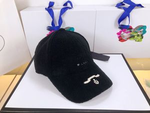 ファッション韓国版のラムヘアレター野球帽レディレディー豪華な暖かいバイザーカップルと同じトレンド