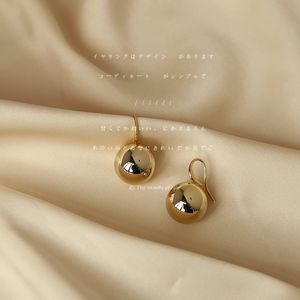 Japanese and Korean French Aestheticism Charm Blue Yellow Eyed Head earrings Charm tender Baroque shaped freshwater full pearl needle handmade design matte