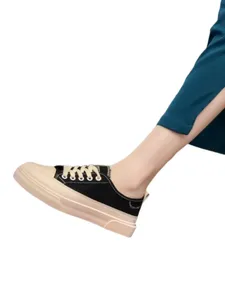 2023 Scarpe di tela di alta qualità 2023s Scarpe da ginnastica da donna di design di lusso Mens Piattaforma nera da uomo Calzature da uomo Scarpe da ginnastica Yezzzies