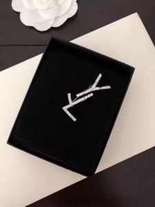 Lüks Tasarımcı Broş Pinleri Marka Crystyle Mektup Pimi Kadınlar ve erkekler için takım elbise için
