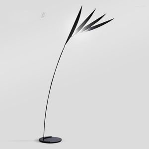 Lâmpadas de chão Design da lâmpada de folha Sense Pós-moderno Minimalista Artística Sofá Sofá Edge Bedro Longo Brush Longo Vertical