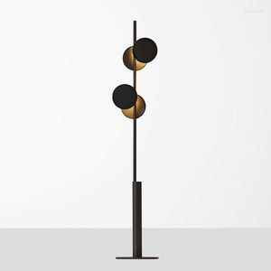 Lampade da terra Lampada a LED moderna Nordic Simple Vertical Black Viene utilizzata per l'illuminazione decorativa in soggiorno, camera da letto e studio