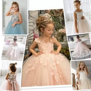 Abiti da ragazza di fiore con applicazioni floreali 3D adorabili Cinghie incrociate Abiti da festa di comunione senza schienale Puffy Tulle Abito da ballo di compleanno Abito da spettacolo per ragazze MC2300-2309