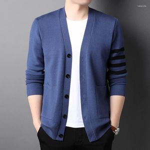 남성용 스웨터 고급 고급 고급 단색 V- 넥 니트 카디건 남성 가을 캐주얼 한국 패션 스트라이프 성격 스웨터