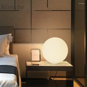 Bordslampor Modern LED Ball Desk Lamp 15cm 20 cm 25cm Globe Milk White Round Glass Shade Dioscuri Parete Soffitto