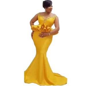 2023明るい黄色の人魚のイブニングドレスウェアプラスサイズサテンフリルペプラムプロムガウンオフショルダーレースクリスタルビーズスイープトレインフォーマルパーティードレス
