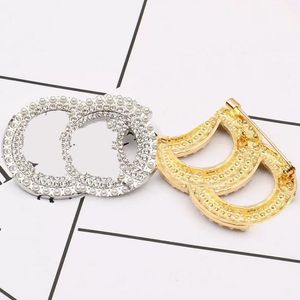 20Style Mixed Simple Double Pins Luxury Brand Designer Brosches Ber mda kvinnor Rhinestone Tassel Design Suit Pin Wedding Party Jewelry Accessories