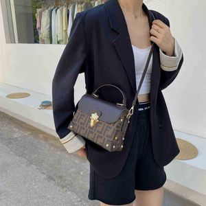 Designer Brief Hand Frauen neue Cover Lock kleine Box Tasche Persönlichkeit Umhängetasche Box Tasche Mode Handtaschen Outlet