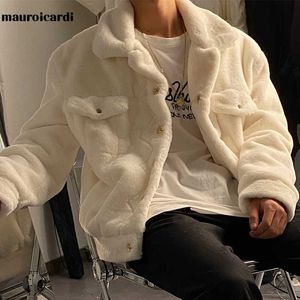 Pelliccia da uomo Pelliccia sintetica Mauroicardi Inverno Bianco Corto Morbido Caldo Cappotto in pelliccia sintetica Manica lunga Plus Size Designer Uomo Streetwear Abbigliamento Fluffy Jacket 2021 T221102