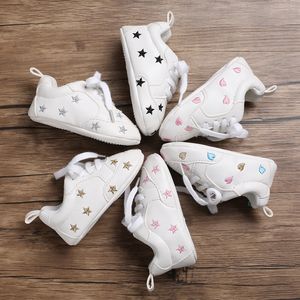 Nouveau-né bébé garçon fille couleur coeur chaussures en cuir infantile premiers marcheurs chaussures en caoutchouc antidérapant enfant en bas âge bébé chaussures décontractées 0-18M