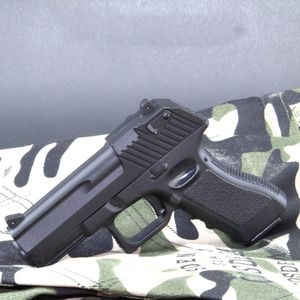 Gun oyuncakları mini alaşım tabanca çöl kartal glock Beretta Colt Toy Gun Model Yetişkinler için Yumuşak Mermi Çekme Çocuk Hediyeleri