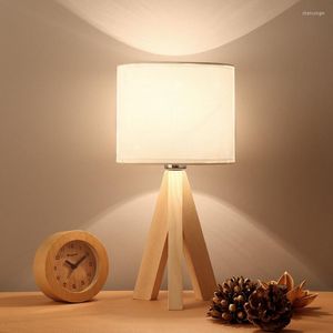 Bordslampor modern enkel sänglampa trä LED -ögonskydd japansk kreativ fast trä nattljus sovrum heminredning