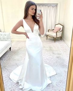 Simple Mermaid Satin Wedding Dresses White V-neck Sweep Train Bridal Dress Sleeveless Classic Wedding Gowns Vestido De Noiva