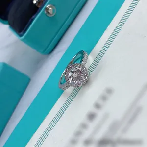 Luxurys moda tasarımcıları yüzük elmas yüzüğü klasik erkekler ve kadınlar için çok yönlü temel hediye gümüş kaplama basit stil iyi