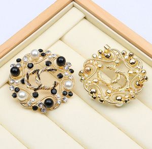 Spille di design di marca di lusso all'ingrosso 20style Spille a doppia lettera di moda Spilla di perle Spilla con strass Accessori per gioielli con perno