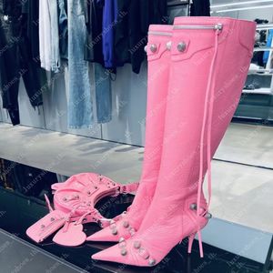 Kniehohe Designer-Stiefel aus Lammleder von Cagole, Nietenschnalle, verzierter seitlicher Reißverschluss, spitzer Zehenbereich, Stiletto-Absatz, hoher Stiefel