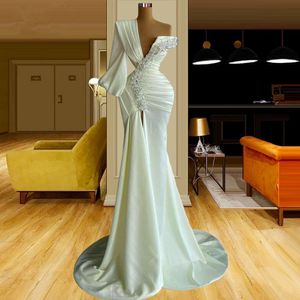 One Shoulder Mermaid Prom Dresses 2023 Mint Green Stain Long Sleeve Crystals Ruched Front Split Arabic Evening Dress