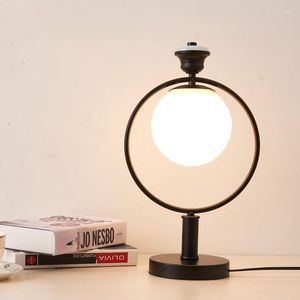 Lampy stołowe nowoczesne proste amerykańskie lampa pokoju gościnnego w Europie Północnej Kilka rodzajów żelaznego szklanego okładki z przełącznikiem łóżka