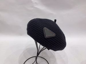 Nuova moda berretti di lusso cappelli firmati triangolo classico donna berretto in cashmere berretto casquette cappello sport berretti unisex inverno caldo berretto antivento da donna regalo