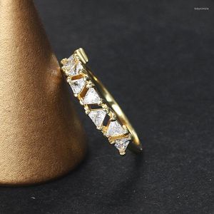 Klusterringar zhouyang för kvinnor enkel triangel zirkonljus guldfärg midi finger ring tillbehör modesmycken grossist r196