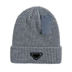 Stilista da uomo berretto cappello invernale cappello tinta unita lettera outdoor donna berretti cofano uomo testa caldo cashmere lavorato a maglia berretto con teschio camionista cappelli aderenti F-8